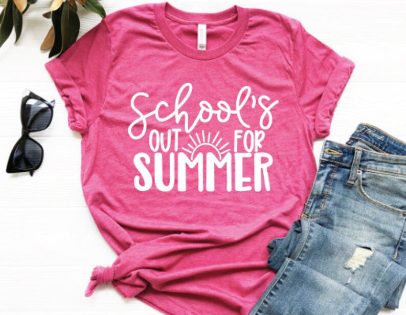K&ouml;nnte beinhalten: Pinkes T-Shirt mit wei&szlig;em Text, der "School's Out For Summer" lautet, und einer Sonnengrafik.