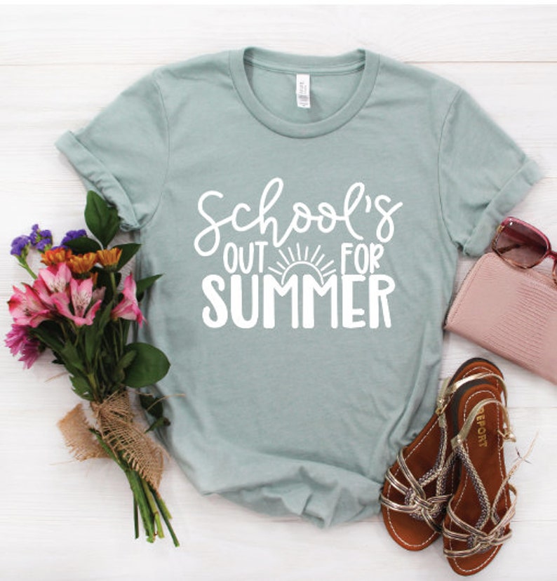 K&ouml;nnte beinhalten: Ein hellblaues T-Shirt mit dem Text "School's Out For Summer" in Wei&szlig;. Der Text enth&auml;lt eine Sonnengrafik.