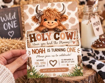 Puede incluir: Una tarjeta de invitación de cumpleaños rectangular con un dibujo de una vaca Highland con un lazo a cuadros, un letrero de madera que dice HOLY COW! Have you herd the Moooos!? y el texto NOAH IS TURNING ONE, con detalles del evento y contacto.
