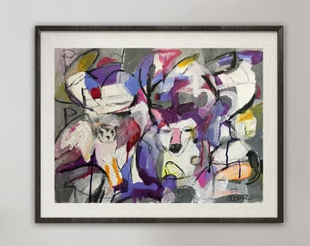 Könnte beinhalten: Ein abstraktes Gemälde in einem schwarzen Rahmen hängt über einer modernen Holzkonsolentisch. Das Kunstwerk zeigt eine Mischung aus Farben, darunter Lila, Weiß und Grau. Die Konsole hat eine schwarze Schublade und eine helle Holzoberfläche mit schwarzen, abgewinkelten Beinen. Eine Vase mit Grün und Dekorationsgegenständen steht auf dem Tisch.