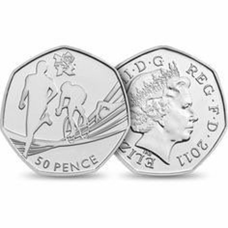 Puede incluir: Dos monedas de plata de 50 peniques. Una moneda presenta una figura corriendo y un ciclista, con el texto "50 PENCE" y el logotipo de Londres 2012. La otra moneda muestra el perfil de la reina Isabel II y la fecha 2011.