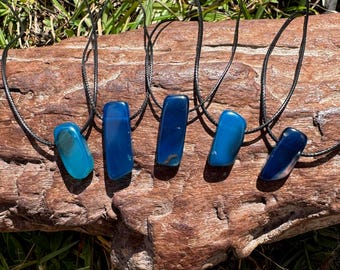 Collar con colgante de cristal de ágata turquesa azul con diseño de surfista pequeño - Regalo para hombre - Collar de cristal de roca azul para mujer - Collar turquesa