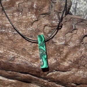 Puede incluir: Un letrero de madera rústico con el texto "Welcome to our home" en letras blancas. El letrero presenta un acabado envejecido y un diseño sencillo y acogedor para la decoración.