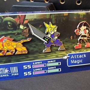 Może przedstawiać: Zestaw trzech emaliowanych pinów z postaciami z gry wideo Castlevania. Piny znajdują się na niebieskim tle z tekstem "Castlevania Enamel Pins" i paskiem stanu w stylu gry z tekstem "Limit" i "Wait". Piny przedstawiają żółtego i czerwonego lwa, postać ubraną na niebiesko, która dzierży miecz, oraz postać ubraną na czerwono z czarną maską.