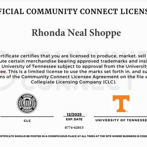 K&ouml;nnte beinhalten: Offizielle Community Connect Lizenzurkunde f&uuml;r Rhonda Neal Shoppe. Das Zertifikat enth&auml;lt das Logo der University of Tennessee und das CLC-Siegel. Das Ablaufdatum ist der 12/2025. Das Zertifikat besagt, dass der Lizenznehmer berechtigt ist, Waren herzustellen, zu vermarkten und zu verkaufen.