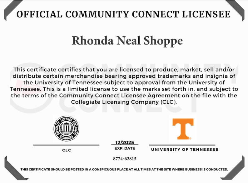 K&ouml;nnte beinhalten: Offizielle Community Connect Lizenzurkunde f&uuml;r Rhonda Neal Shoppe. Das Zertifikat enth&auml;lt das Logo der University of Tennessee und das CLC-Siegel. Das Ablaufdatum ist der 12/2025. Das Zertifikat besagt, dass der Lizenznehmer berechtigt ist, Waren herzustellen, zu vermarkten und zu verkaufen.
