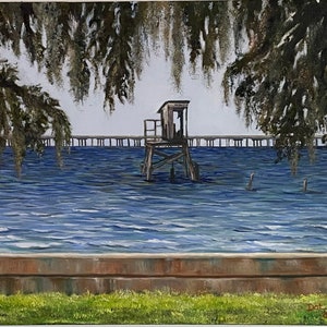 Pu&ograve; includere: Un dipinto che rappresenta un molo di legno che si estende in un'ampia distesa d'acqua blu. Un piccolo capanno di legno si trova sul molo, con alberi in primo piano e sullo sfondo.