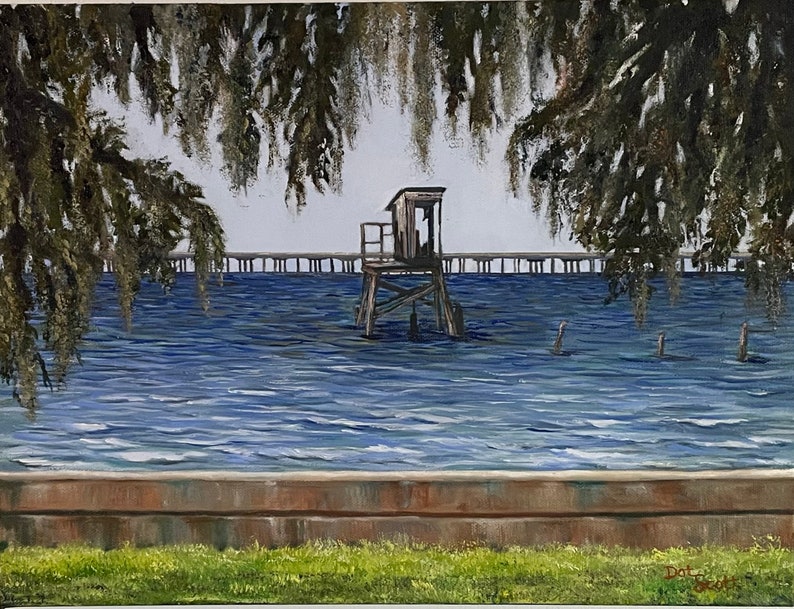 Pu&ograve; includere: Un dipinto che rappresenta un molo di legno che si estende in un'ampia distesa d'acqua blu. Un piccolo capanno di legno si trova sul molo, con alberi in primo piano e sullo sfondo.