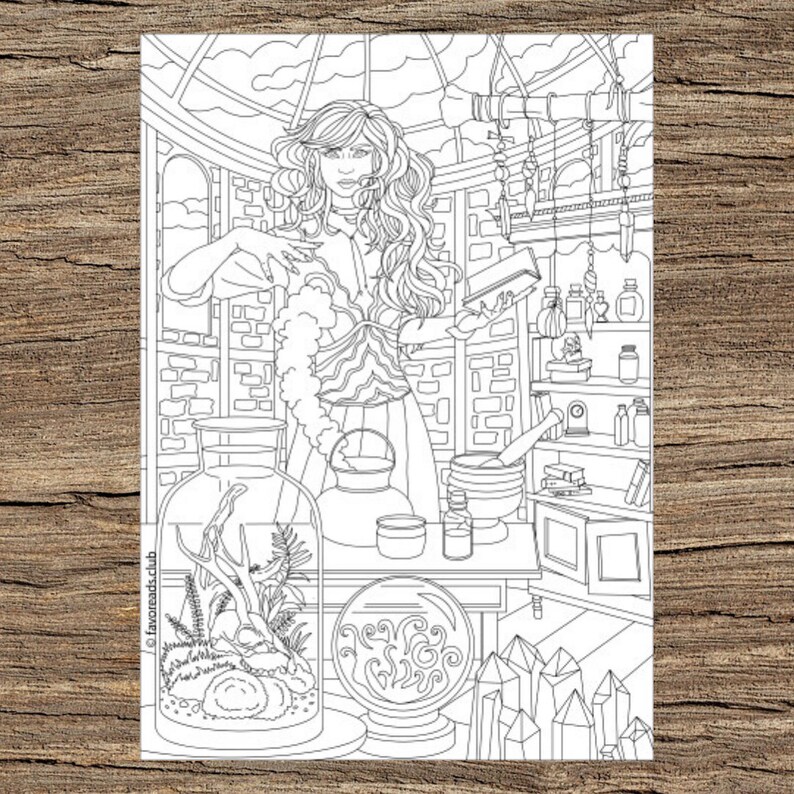 Op de afbeelding: Een zwart-witte lijntekening van een vrouw in een lange jurk die in een kamer staat met een grote ketel, een glazen pot met planten en een kristallen bol. De vrouw houdt een boek in haar linkerhand en een klein voorwerp in haar rechterhand. Er zijn planken met flessen en potten aan de muren. De kamer heeft een gewelfd plafond met een raam.
