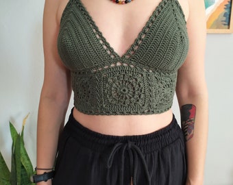 Débardeur au crochet vert, bralette au crochet, haut d'été au crochet, haut court bohème, court au crochet tournesol, motifs de haut au crochet, bralette végétalienne