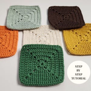 Puede incluir: Una colección de seis piezas de ganchillo cuadradas y coloridas en tonos naranja, verde, crema, marrón, amarillo y verde claro. Cada pieza presenta un diseño calado texturizado. La imagen incluye el texto "STEP BY STEP TUTORIAL".