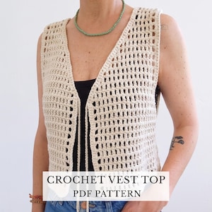 Peut inclure: Un gilet sans manches en crochet beige avec un motif en maille ouverte, un col en V et deux longs liens pendants sur le devant. Le texte CROCHET VEST TOP PDF PATTERN est superposé sur la partie inférieure du vêtement en lettres capitales noires.