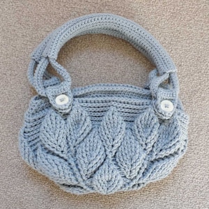 Crochet pattern for a handbag featuring an embossed leaf design. Lots of photos plus full instructions for fitting zip & lining. PDF