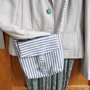 Sac bandoulière/épaule, sac de promenade pour chien en coton à rayures bleues et blanches. La bandoulière mesure 7 x 7 1/2 po. x 2 po. (18 x 19 x 5 cm) 42 po. (107 cm).