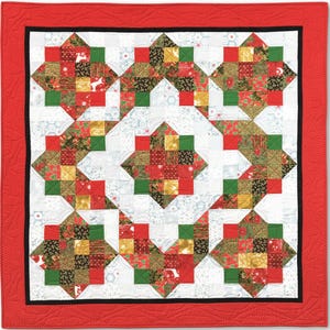 Pu&ograve; includere: Una trapunta patchwork rossa, bianca e verde con un disegno a fiocco di neve al centro. La trapunta &egrave; composta da piccoli quadrati di tessuto con vari motivi.