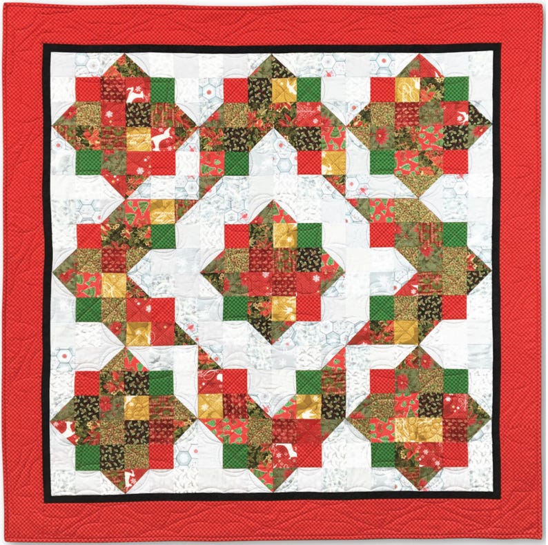 Pu&ograve; includere: Una trapunta patchwork rossa, bianca e verde con un disegno a fiocco di neve al centro. La trapunta &egrave; composta da piccoli quadrati di tessuto con vari motivi.