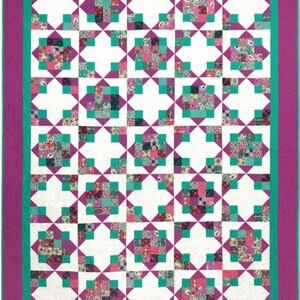 Pu&ograve; includere: Una trapunta con sfondo bianco e un motivo di quadrati turchesi e viola. La trapunta &egrave; bordata con un tessuto viola tinta unita.