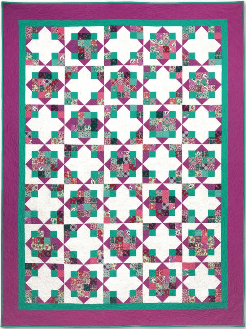 Pu&ograve; includere: Una trapunta con sfondo bianco e un motivo di quadrati turchesi e viola. La trapunta &egrave; bordata con un tessuto viola tinta unita.