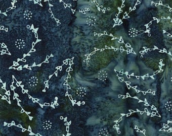 Könnte beinhalten: Ein Stoff mit einem dunkelblauen und grünen marmorierten Hintergrund. Weiße, rankenartige Muster mit kleinen Blattformen und gepunkteten Clustern sind über die Oberfläche verstreut. Das Gesamtdesign hat ein Batik- oder Tie-Dye-Aussehen.