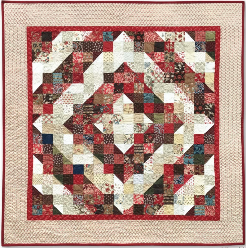 Pu&ograve; includere: Una trapunta patchwork rossa, bianca e marrone con un motivo geometrico. La trapunta &egrave; fatta di quadrati e triangoli e ha un bordo bianco.