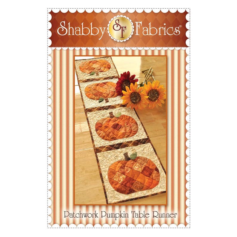 K&ouml;nnte beinhalten: Ein Patchwork-Tischl&auml;ufer mit f&uuml;nf orangefarbenen K&uuml;rbissen in einer Reihe. Der L&auml;ufer liegt auf einem Holzboden mit einem Sonnenblumenstrau&szlig; im Hintergrund. Der Text "Patchwork Pumpkin Table Runner" befindet sich am unteren Rand des Bildes.