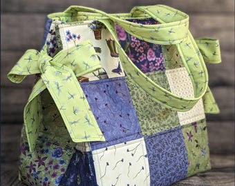 Box Bottom And Bows Tote Pattern by Pamela Pereira for Cut Loose Press, DIY quilted tote bag tutorial, guide to make your own travel bag