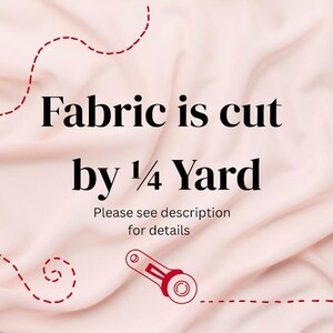 K&ouml;nnte beinhalten: Hellrosa Stoffhintergrund mit dem Text "Fabric is cut by 1/4 Yard". Ein rotes N&auml;hmaschinen-Symbol befindet sich in der unteren rechten Ecke. Der Text "Please see description for details" steht darunter.