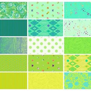 Op de afbeelding: Een verzameling van 12 stoffen vierkanten met verschillende patronen in tinten groen, geel en blauw. De patronen omvatten strepen, stippen, geometrische vormen en bloemenmotieven.