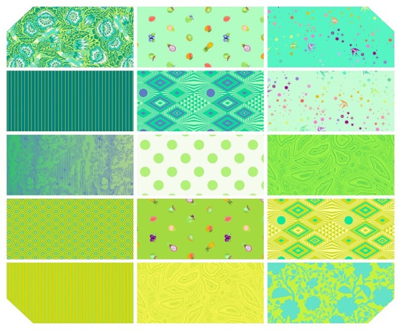 Op de afbeelding: Een verzameling van 12 stoffen vierkanten met verschillende patronen in tinten groen, geel en blauw. De patronen omvatten strepen, stippen, geometrische vormen en bloemenmotieven.