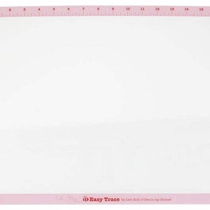 K&ouml;nnte beinhalten: Ein rechteckiges Lichtpad mit einer wei&szlig; beleuchteten Mitte und einem rosa Rand, der an der Ober- und linken Seite aufgedruckte Lineale von 0 bis 45,7 cm horizontal und 0 bis 30,5 cm vertikal aufweist, inklusive eines schwarzen Stromkabels.
