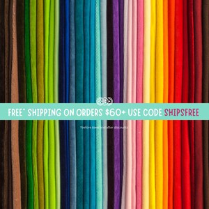 K&ouml;nnte beinhalten: Eine Vielzahl von bunten Stoffmustern, die in einem Regenbogenmuster angeordnet sind. Der Text "KOSTENLOSER VERSAND BEI BESTELLUNGEN AB 60 &euro; NUTZE DEN CODE SHIPSFREE" wird am unteren Rand des Bildes angezeigt.