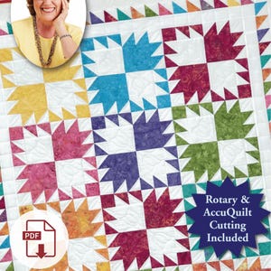 Pode incluir: Um padrão de colcha colorido com um design de pata de urso. A colcha é feita com uma variedade de tecidos em tons de vermelho, laranja, amarelo, verde, azul e roxo. O título "Bear Tracks Quilt" é impresso abaixo da colcha, juntamente com o nome "Eleanor Burns". O texto "Rotary & AccuQuilt Cutting Included" é impresso em forma de estrela.
