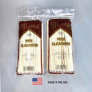 Könnte beinhalten: Zwei Packungen Pfeifenreiniger der Marke BJ Long. Jede Packung enthält 100 Pfeifenreiniger aus Baumwolle, extra saugfähig. Die Verpackung ist aus transparentem Kunststoff mit einem braunen und goldenen Etikett. Der Text "MADE IN THE USA" ist ebenfalls sichtbar.