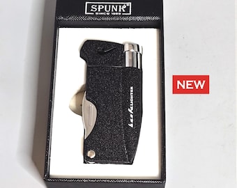 ZAPALNICZKA DO FAJEK BUTANOWYCH Z NARZĘDZIAMI (Spunk): Nowość! Metalowa zapalniczka do fajek butanowych z miękkim płomieniem i narzędziami do fajek. Teksturowany, czarny wzór, w pudełku prezentowym.