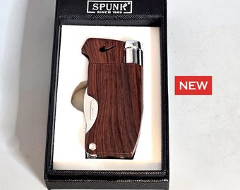 ZAPALNICZKA DO FAJEK BUTANOWYCH Z NARZĘDZIAMI (Spunk): Nowość! Metalowa zapalniczka do fajek butanowych z miękkim płomieniem i narzędziami do fajek, z wzorem słojów drewna, w pudełku prezentowym