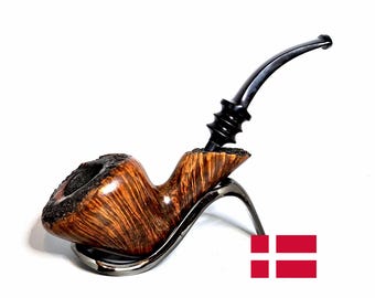 BJARNE HAND MADE: Pipa da tabacco vintage danese anni '70-'80, in radica a venatura dritta, curvata a mano libera, con fornello spesso e parte superiore in radica.