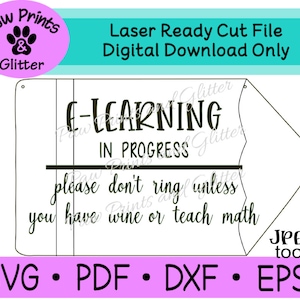 Puede incluir: Un archivo de descarga digital en blanco y negro para un letrero cortado con láser que dice "E-Learning en curso. Por favor, no llame a menos que tenga vino o enseñe matemáticas."