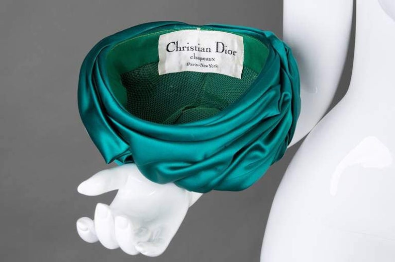 Платок кристиан диор. Тюрбан диор. Платок Christian Dior шелковый. Платок Кристиан диор 2022.