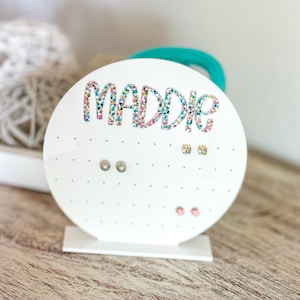 Customizable Chic Round Earring Stand – Personalized Jewelry Display for Earrings, Stylish Earring Holder, Jewelry Organizer, Gift for Her