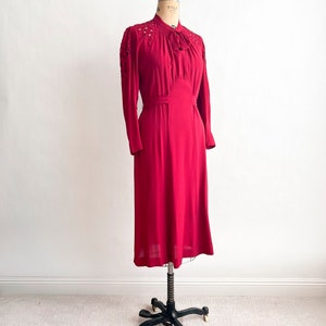 Pretty Vintage 1930s Berry Pink Rayon Crepe Cutwork Embroidered Dress M image 2