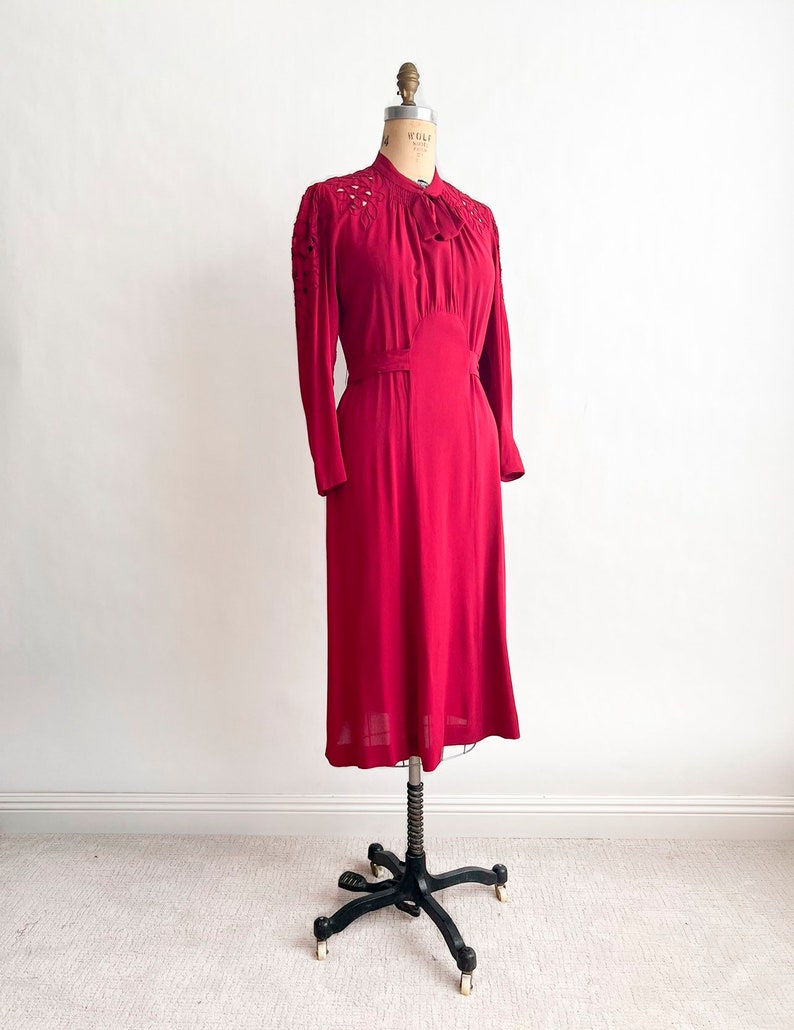 Pretty Vintage 1930s Berry Pink Rayon Crepe Cutwork Embroidered Dress M image 2