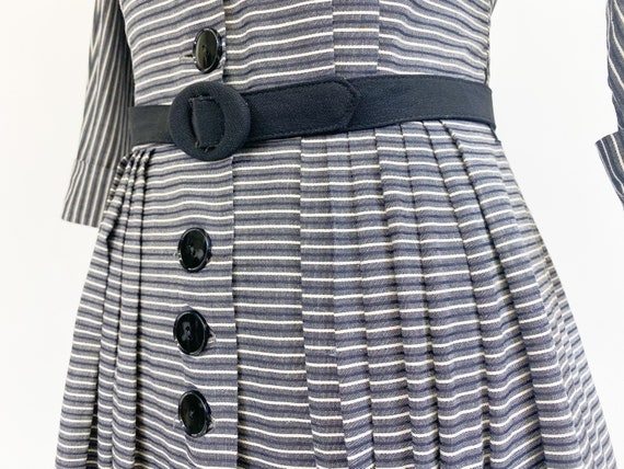 Cute! Vintage 1950s Button Up Black Stripe Full S… - image 8