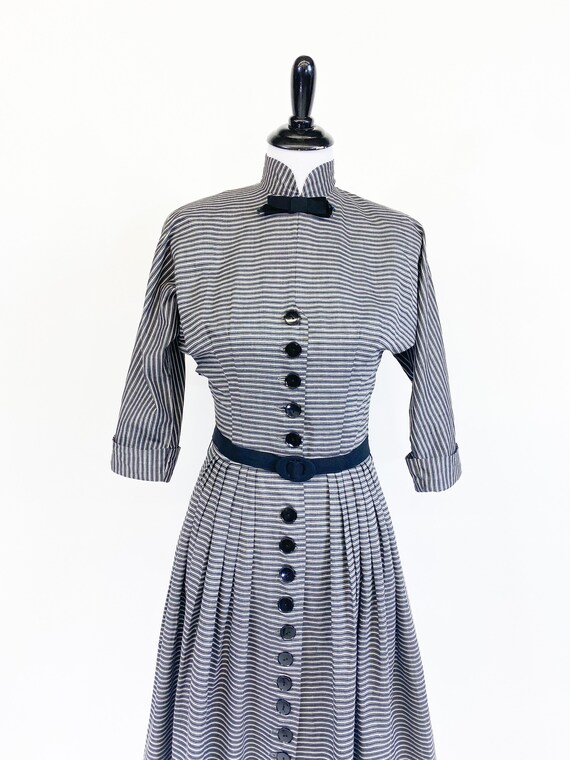 Cute! Vintage 1950s Button Up Black Stripe Full S… - image 4