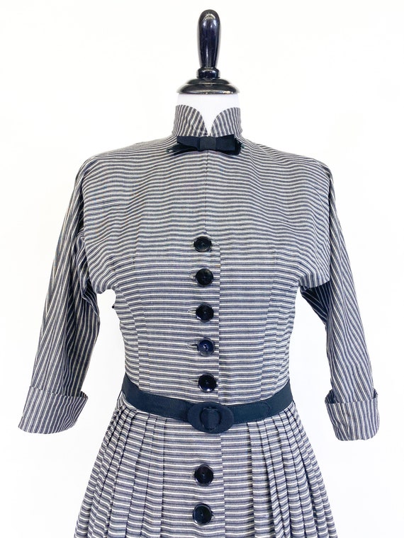Cute! Vintage 1950s Button Up Black Stripe Full S… - image 5