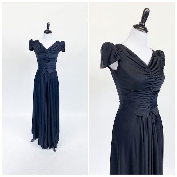 Bitchy! Vintage 1940s Rayon Jersey Peak Shoulder P