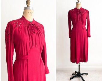 Mooi! Vintage jaren 1930 bessenroze rayon crêpe met opengewerkte borduursels M