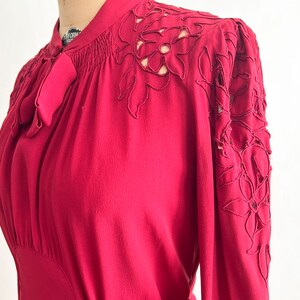 Pretty Vintage 1930s Berry Pink Rayon Crepe Cutwork Embroidered Dress M image 5