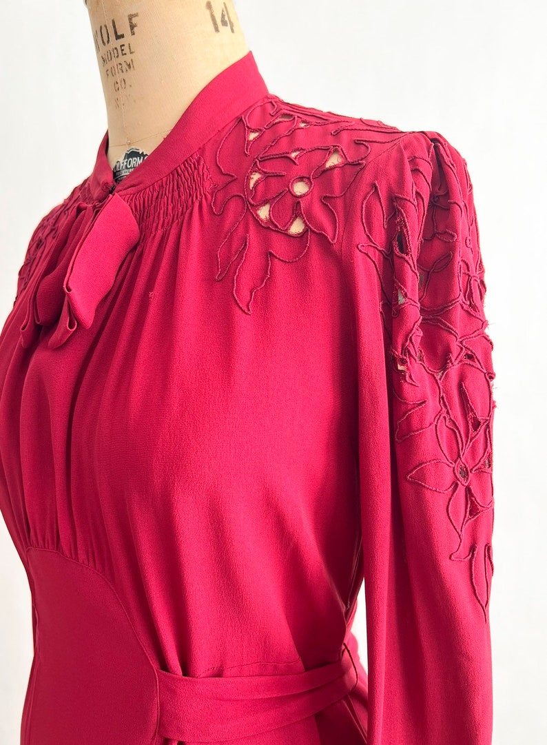 Pretty Vintage 1930s Berry Pink Rayon Crepe Cutwork Embroidered Dress M image 5