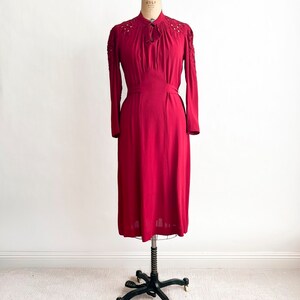 Pretty Vintage 1930s Berry Pink Rayon Crepe Cutwork Embroidered Dress M image 3