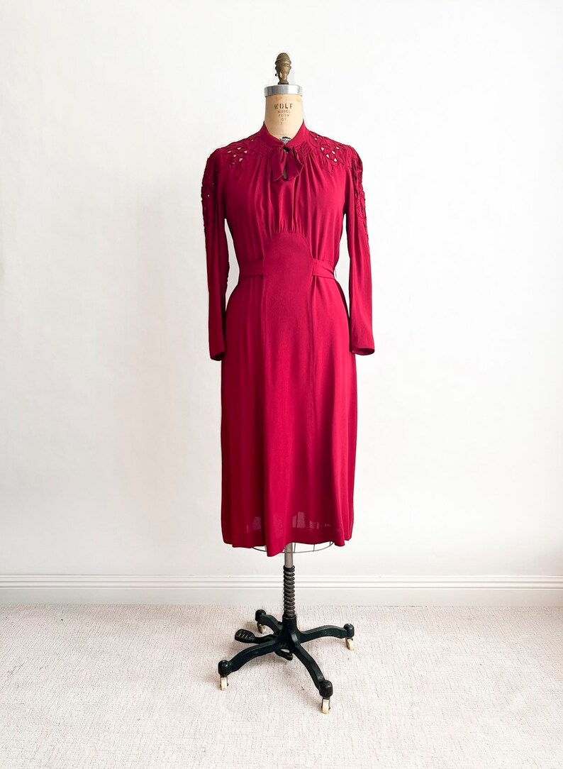 Pretty Vintage 1930s Berry Pink Rayon Crepe Cutwork Embroidered Dress M image 3